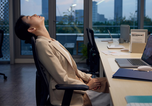 年輕白領伏案辦公 御正君骨活丸 緩解全身關節僵硬